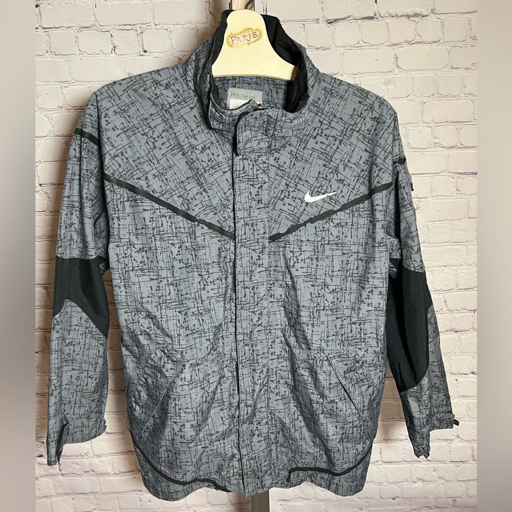 Boys NIKE FIT STORM grey/black snowboarding jacket w/snow shield. Size M(10-12)